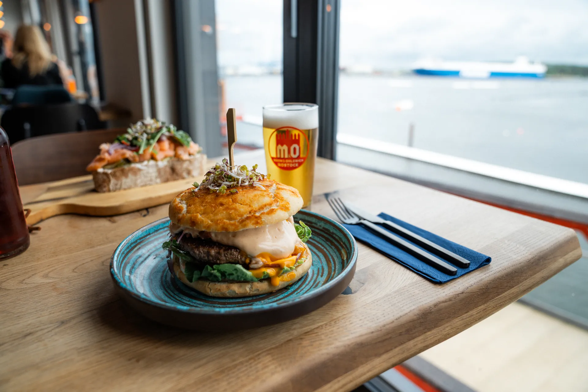 Burger und Bier bei brise mit Blick auf das Wasser