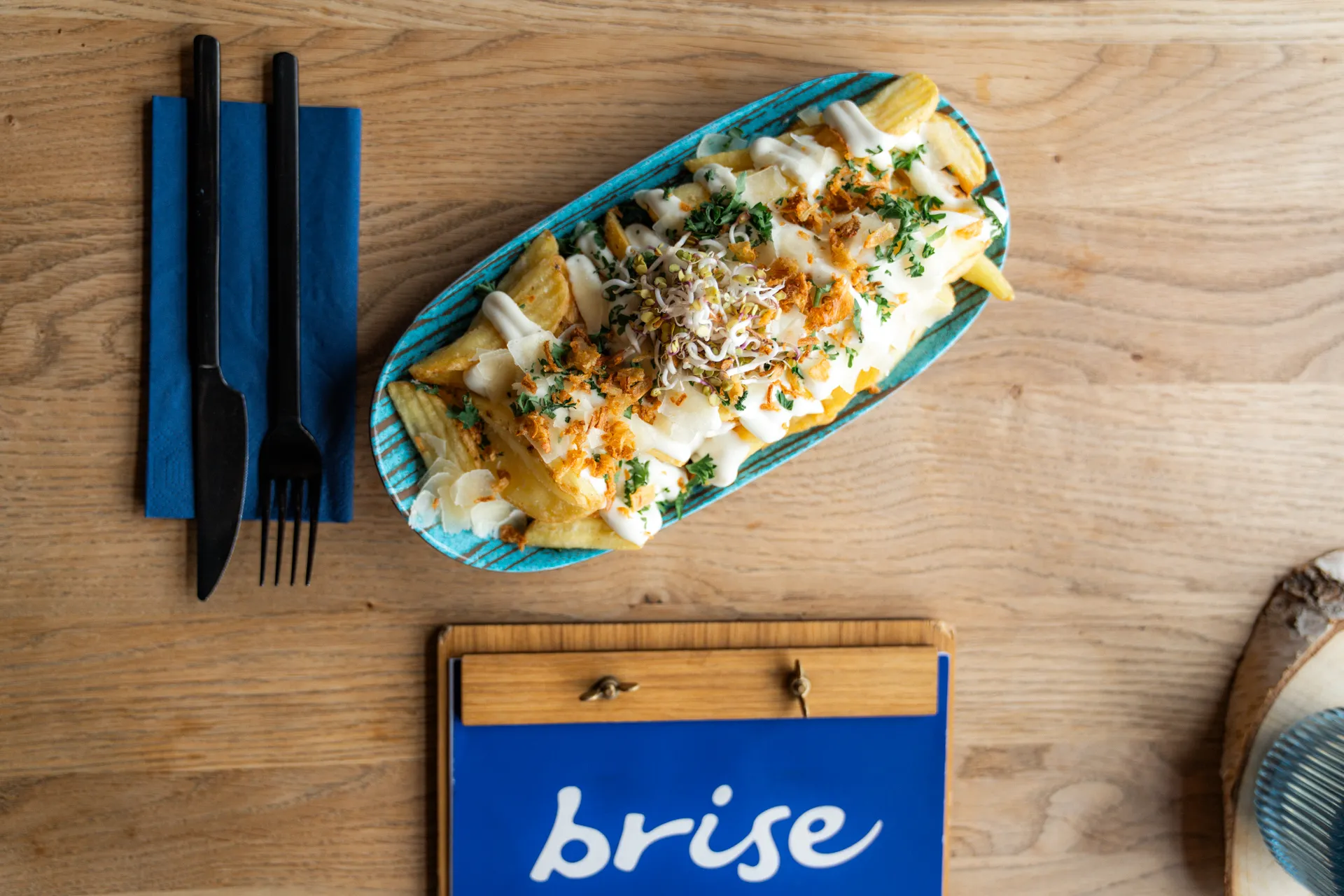 Signature Fries und brise Speisekarte auf dem Tisch